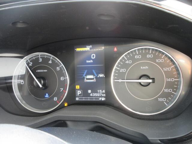 3つに分かれたメーターパネルは機能ごとに分かれているので、車の状況が判断しやすく、見やすいデザインとなっております。