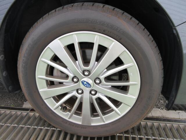 16インチの純正アルミホイールにノーマルタイヤがついています。(右前タイヤ)