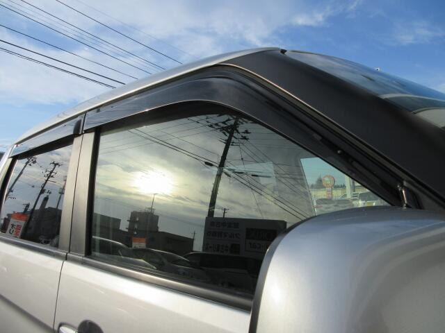 雨の日の換気に便利なドアバイザー付きです。