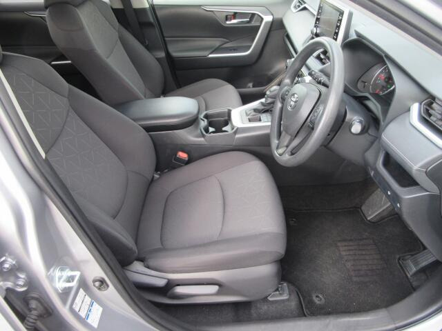 運転席側には、座席の高さ調節が出来るシートリフター付です。ベンチシートですので助手席への移動も楽々ですね♪