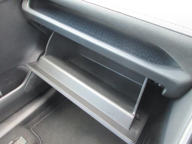 車検証入れ等書類一式を収納できるグローブボックスです。