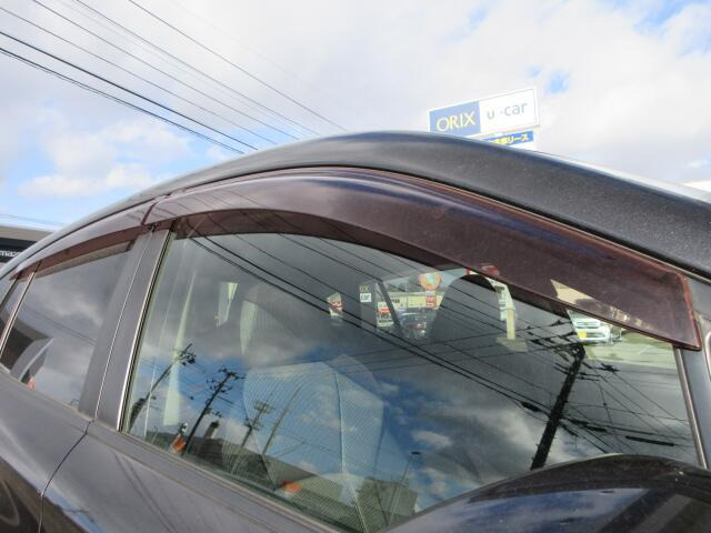 日差し除けのバイザー付きで便利ですね☆