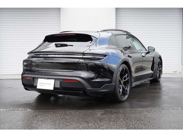 タイカンクロスツーリスモ4 4+1シート 4WD