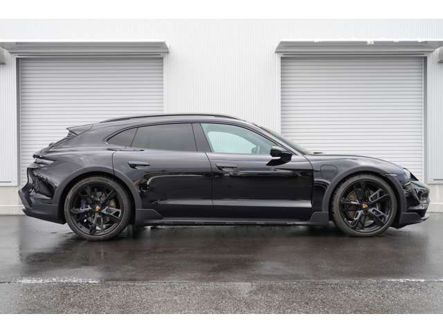 タイカンクロスツーリスモ4 4+1シート 4WD