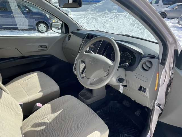 専門の業者による内装丸洗い、シートのタバコなどによるコゲ穴のリペア等(有料)も承っております。