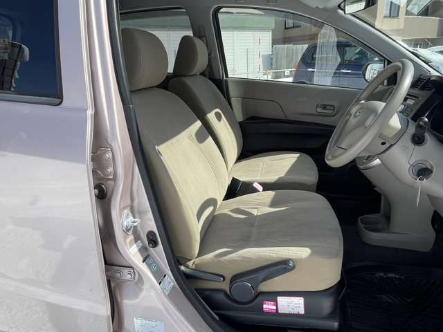 専門の業者による内装丸洗い、シートのタバコなどによるコゲ穴のリペア等(有料)も承っております。