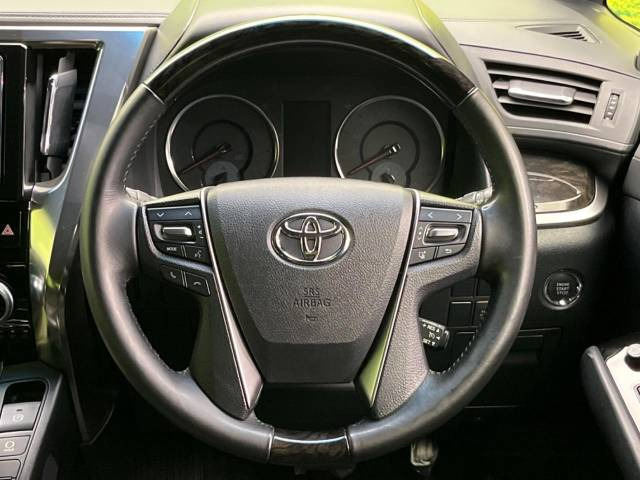 【ウッドコンビステアリング】高級感ある木目調パーツを採用した手に良く馴染むコンビハンドル。運転席廻りの雰囲気も一気に豪華になります!