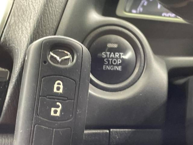 【アドバンストキー】カバンやポケットに入れたままでもドアの施錠・解錠が可能なスマートキーを装備。エンジンのオン・オフ時もカギを取り出す必要が無いからとっても便利です♪