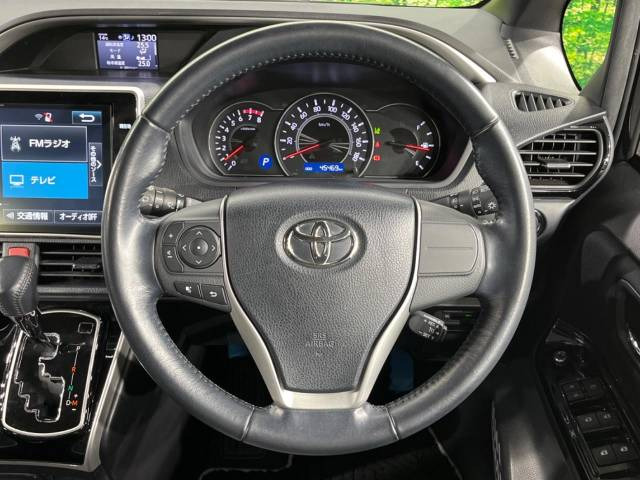 �C���e���A�ɍ��킹���f�U�C���̃X�e�A�����O�́A�^�]�������̂��Ƃ��l���A�^�]���₷���`��A�傫���ł��B�����x�A���ۂɐG���Ă��m���߂��������B