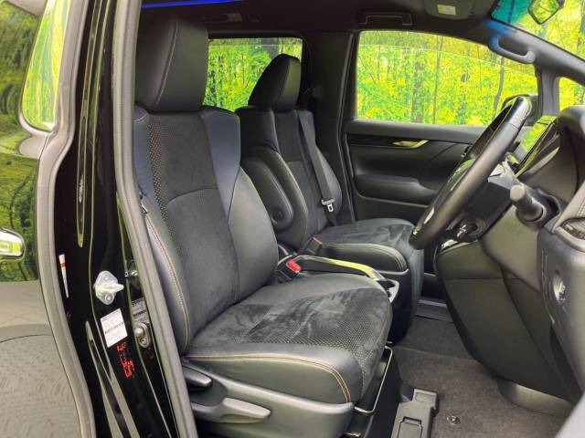 【ハーフレザーシート】高級感と座り心地を両立した人気のシート♪背面・座面のファブリック素材は、通気性の良さや滑りにくさに優れています。気温や服装に左右されず快適にお乗りいただけます。