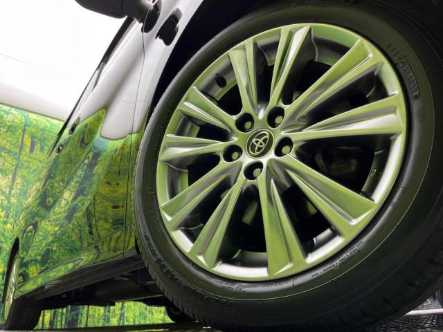 【純正18インチアルミホイール】外観にマッチした純正アルミホイールを装着しております。各種社外アルミホイールや、スタッドレスタイヤも取扱いしております。是非ご相談ください♪