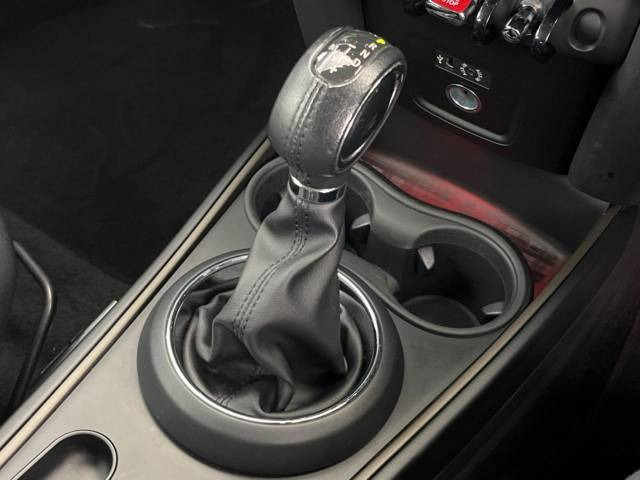 ●MTモード付きAT:通常は自動でおこなわれる変速(ギアチェンジ)をドライバーの操作によって意図的に変えられるシステムです。より一層普段のドライブをお楽しみいただけます!