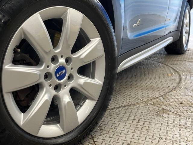 ●純正17インチアルミホイール:輸入車ならではの卓越した走りを支えるホイールと足回りです!日本車の走りに慣れている方にもぜひ体感して頂きたいほど、高いレベルでまとまっています!