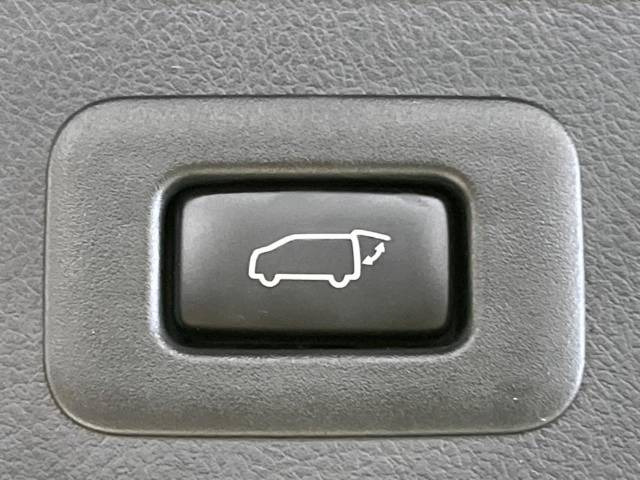 【パワーバックドア】スマートキーや運転席のボタンを押すだけでリアゲートが自動で開閉します!荷物を持っている時や、高い位置にあるバックドアを閉める際に便利な機能です♪