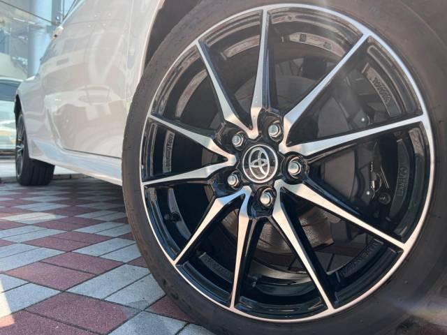 �y�O���[�h��p����18�C���`�A���~�z�C�[���z�f�U�C�����̍��������A���~�z�C�[���𑕒����Ă���܂��B�e��ЊO�A���~�z�C�[����A�X�^�b�h���X�^�C�����戵�����Ă���܂��B���񂲑��k����������