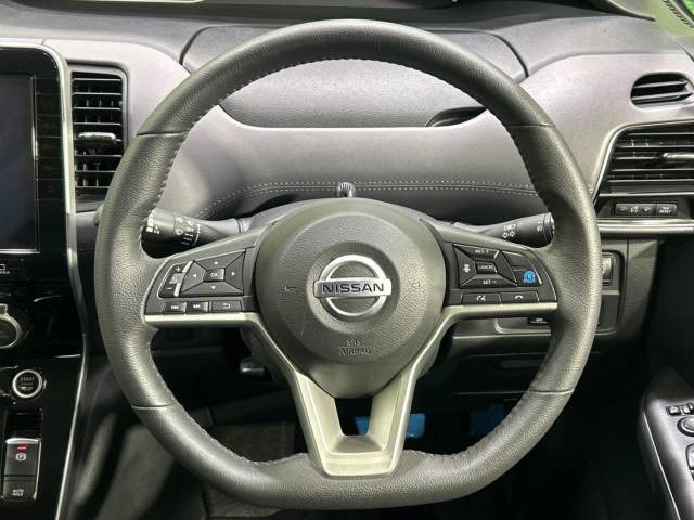 �C���e���A�ɍ��킹���f�U�C���̃X�e�A�����O�́A�^�]�������̂��Ƃ��l���A�^�]���₷���`��A�傫���ł��B�����x�A���ۂɐG���Ă��m���߂��������B