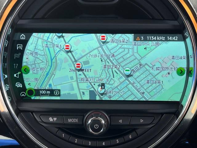 ●純正ナビ:一体感のあるナビは、高級感ある車内を演出してくれます。オーディオ機能も充実しておりますので、運転もより楽しめます♪