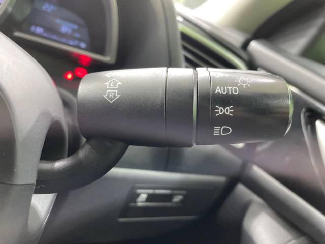 【オートライト】周りの明るさに応じて自動でヘッドライトの点灯・消灯ができる機能です!ライトの付け忘れ・消し忘れなどが無くなり、雨の日や夕方の走行も安心!トンネル通過時も便利ですね