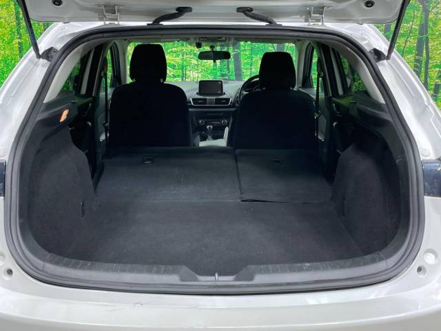 後席を格納すると、これだけの広さが!シーンに合わせたシートアレンジで、大きな荷物も積むことが出来ます♪