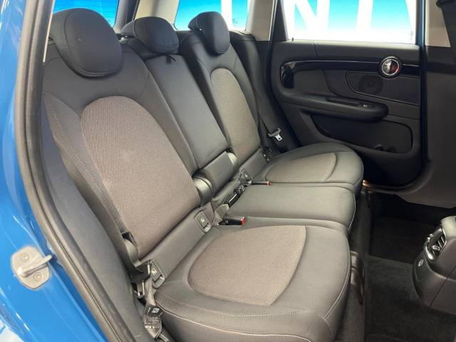 ●後部座席も気になるようなキズ・汚れやへたり等、大きなダメージはなく、良好な状態です。