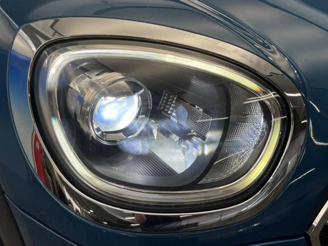 ●LEDヘッドライト:夜間走行時も良好な視界を確保し安心して運転できる高輝度LEDヘッドライトを装備!点灯速度が早く、消費電力も抑えられています。