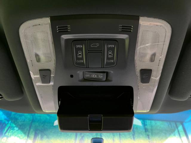 【両側パワースライドドア】スマートキーや運転席のスイッチで後席両側スライドドアの開閉が可能♪電動だから力を入れてドアを開ける必要が無く、小さなお子様でも簡単に開け閉めでき快適です♪