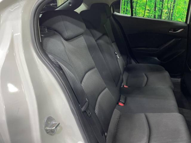 後部座席も気になるようなキズ・汚れやへたり等、大きなダメージはなく、良好な状態です。