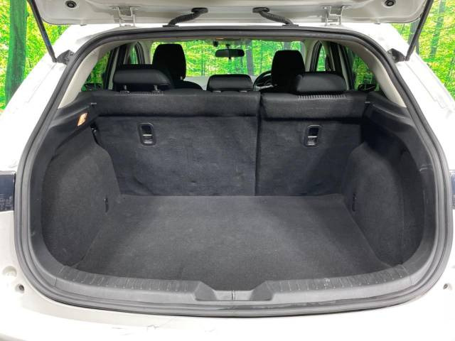 ラゲッジルームは、大容量のスペースを確保。普段のお買い物からレジャーまで、幅広く活躍してくれます!また、リアシートを倒すことでバリエーション豊かにお使いいただけます。