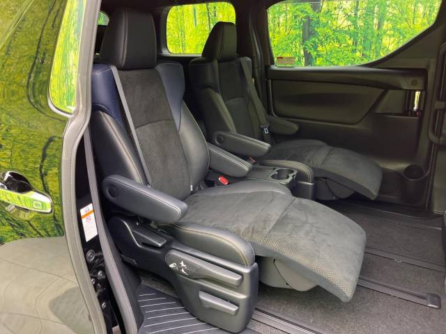 【オットマン付セカンドシート】足を延ばしてリラックスしたいときに便利なオットマン!ロングドライブや仮眠の際にもゆったり快適にお過ごしいただけます♪