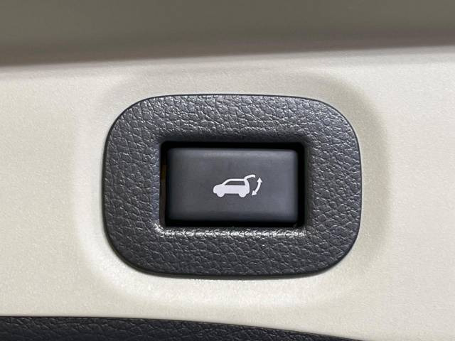 【パワーバックドア】スマートキーや運転席のボタンを押すだけでリアゲートが自動で開閉します!荷物を持っている時や、高い位置にあるバックドアを閉める際に便利な機能です♪