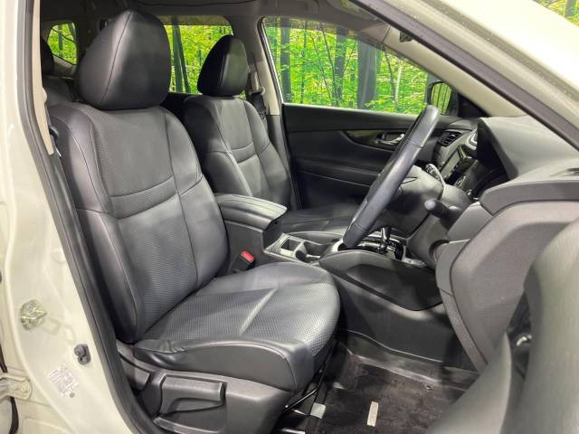 【合皮レザーシート】汚れのふき取りが容易でメンテナンスもが簡単な、機能性に優れる合成皮革を採用した上質なシートです。座り心地もよく、高級感あふれる心地良い車内空間を演出してくれます。