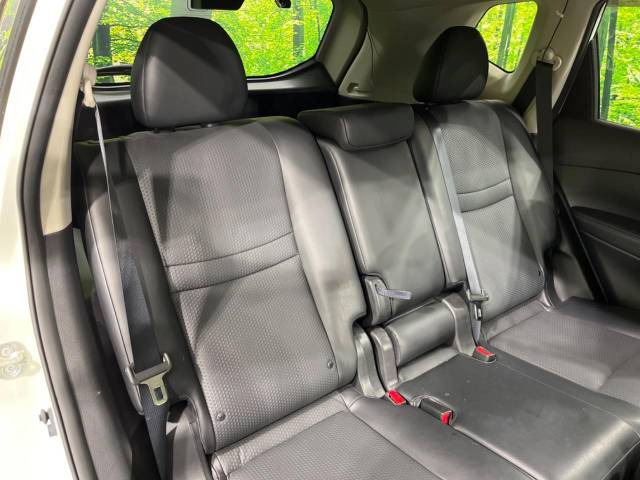 後部座席も気になるようなキズ・汚れやへたり等、大きなダメージはなく、良好な状態です。
