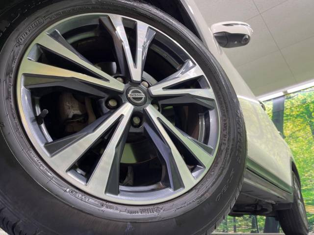 【純正18インチアルミホイール】外観にマッチした純正アルミホイールを装着しております。各種社外アルミホイールや、スタッドレスタイヤも取扱いしております。是非ご相談ください♪