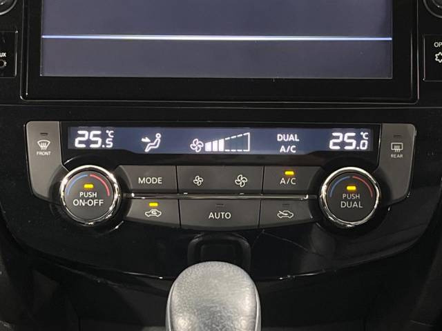 【オートエアコン】一度お好みの温度に設定すれば、車内の温度を検知し風量や温度を自動で調整。暑い…寒い…と何度もスイッチ操作をする必要はありません。快適な車内空間には必須の機能ですね♪