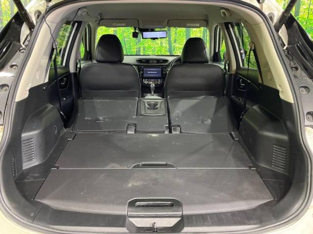 積み下ろしのしやすいデッキにはたっぷりと荷物を積み込んでいただけます。遊びから仕事まで、様々なシーンで頼れます♪