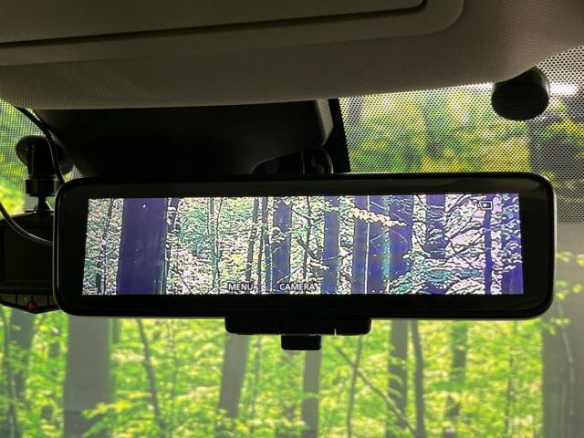 【デジタルインナーミラー】後席の大きな荷物や同乗者で後方が確認しづらい時でも安心!カメラが撮影した車両後方の映像をルームミラー内に表示。クリアな視界で状況の確認が可能です!