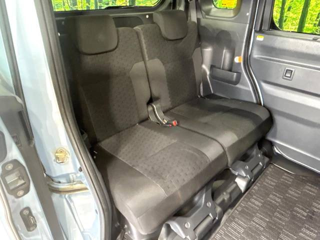 後部座席も気になるようなキズ・汚れやへたり等、大きなダメージはなく、良好な状態です。