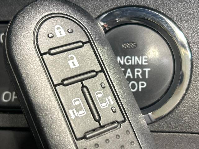【キーフリーシステム】カバンやポケットに入れたままでもドアの施錠・解錠が可能なスマートキーを装備。エンジンのオン・オフ時もカギを取り出す必要が無いからとっても便利です♪