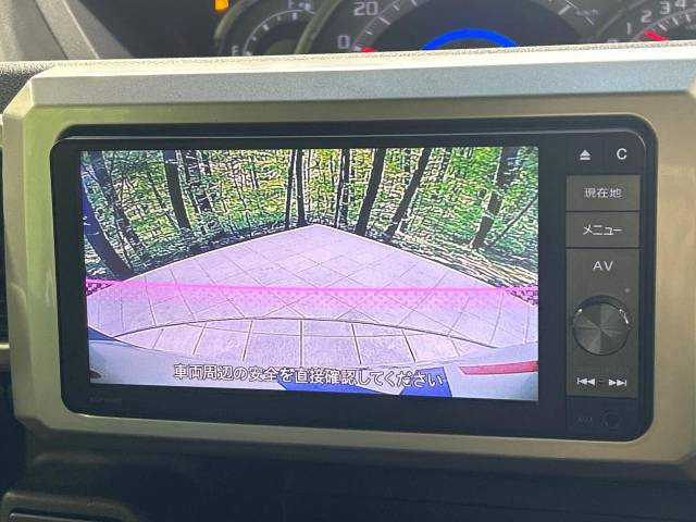 【バックカメラ】駐車時に後方がリアルタイム映像で確認できます。大型商業施設や立体駐車場での駐車時や、夜間のバック時に大活躍!運転スキルに関わらず、今や必須となった装備のひとつです!