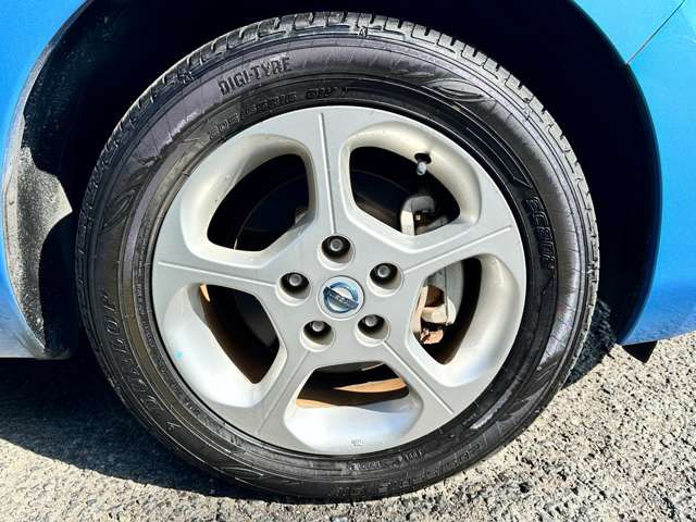 【アルミホイール】デザイン性が大事ですが、スチールホイルに比べアルミは軽量ですので、燃費や走りにも影響します。