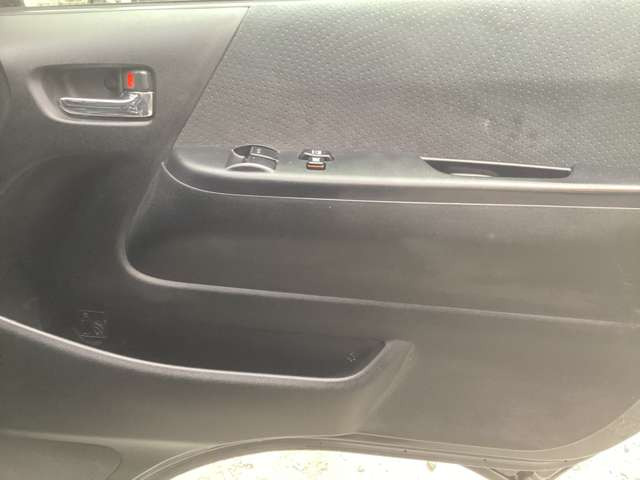 �V�[�g�J�o�[�A�A���~�z�C�[���A�L�[���X�ALED�AHID�A�i�r�A�o�b�N�J�����A��ȃ��j�^�[�A�t���G�A���A���[�_�E���ȂǓ����O�����i�̃J�X�^������܂��̂ŁA���C�y�ɂ����k����������