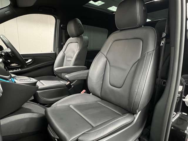 【屋内展示場完備】雨が降っても風が吹いても、暑くても寒くてもゆっくりお車をご覧いただけます⇒