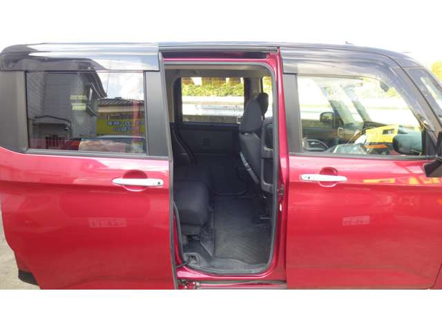 両側共電動スライドドアです。