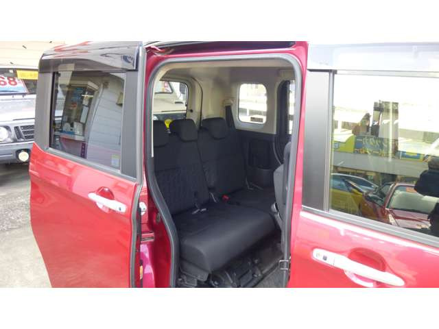 両側共電動スライドドアです。