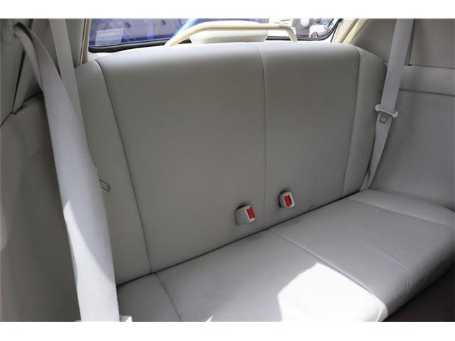 室内も充分・年式以上に綺麗です!更にスタッフが真心込めて納車の清掃や準備をします!(気になる方には別途ルームクリーニング・革調カバー販売など)対応できます。