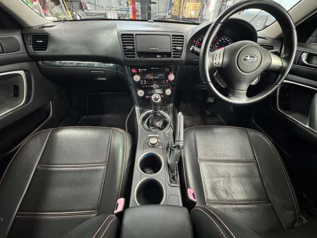 ☆納車までに車両美装など専任スタッフが作業いたします☆ 内装はスチーム洗浄をはじめ、できるだけ気分よくお乗りいただけるよう美装いたします!外装は機械で磨きをかけて、ワックスコーティングをかけています。