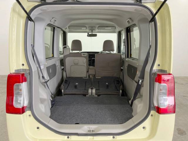 積み下ろしのしやすいデッキにはたっぷりと荷物を積み込んでいただけます。遊びから仕事まで、様々なシーンで頼れます♪