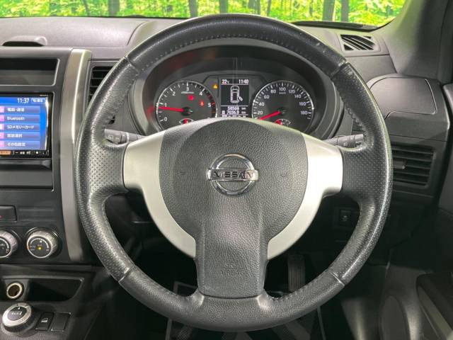 �C���e���A�ɍ��킹���f�U�C���̃X�e�A�����O�́A�^�]�������̂��Ƃ��l���A�^�]���₷���`��A�傫���ł��B�����x�A���ۂɐG���Ă��m���߂��������B