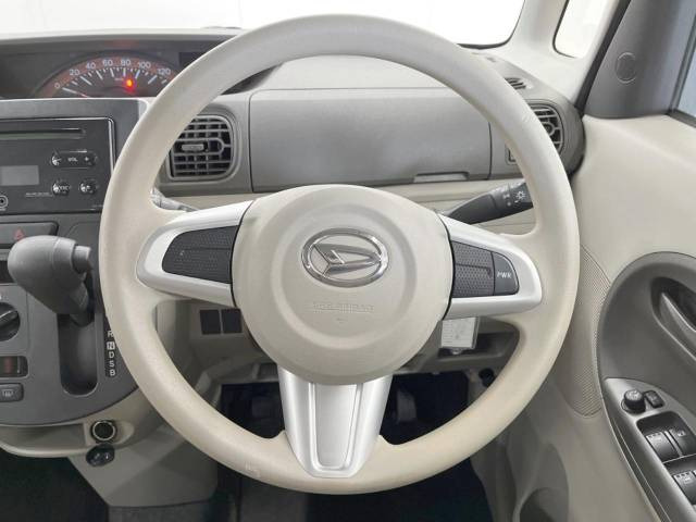 インテリアに合わせたデザインのステアリングは、運転される方のことも考え、運転しやすい形状、大きさです。是非一度、実際に触ってお確かめください。