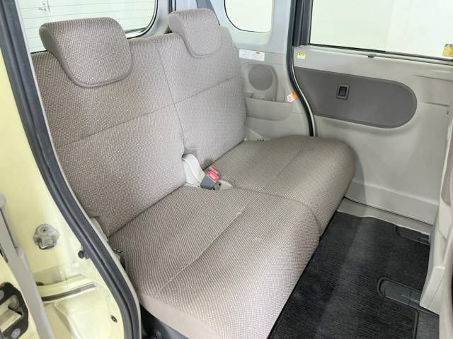 後部座席も気になるようなキズ・汚れやへたり等、大きなダメージはなく、良好な状態です。